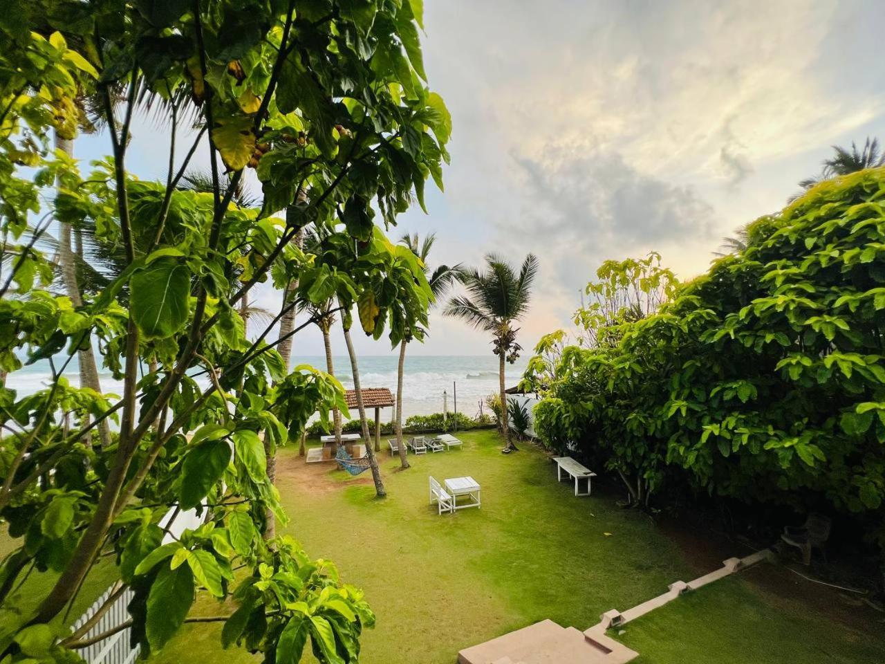 Ocean Breeze Villa Boossa Exterior photo